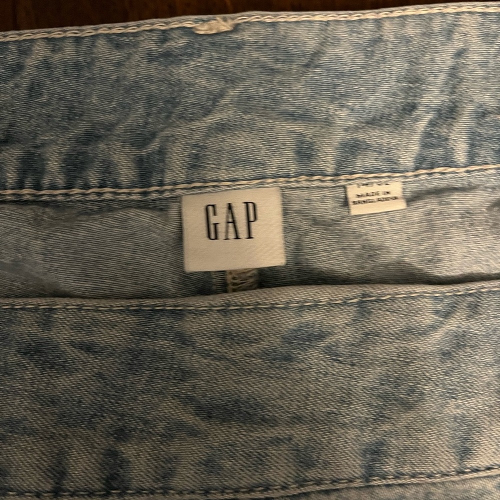 Women’s Gap jean shorts with buttons on the side - Picture 3 of 3